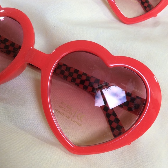 HOLD Red Heart Lolita Sunglasses UV Protection - Picture 2 of 5